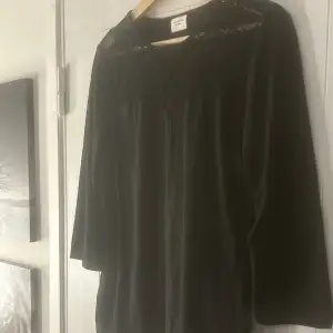 Superfin svart tröja med spets ovanför bröst och axlar. Trekvarts ärmar, Strlk M.