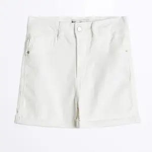 Vita Molly shorts ifrån Gina Tricot, innerbenslängd 9cm