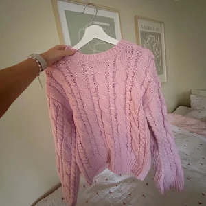 Stickad ljusrosa tröja - Ljusrosa, stickad tröja från NA-KD i väldigt fint skick 🩷xxs men mer som en s
