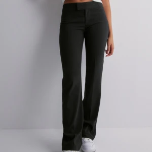 Kostymbyxor - Low waist kostymbyxor från Nelly, använda några gånger men finns inga defekter, storlek 36🤍kontakta mig för fler bilder