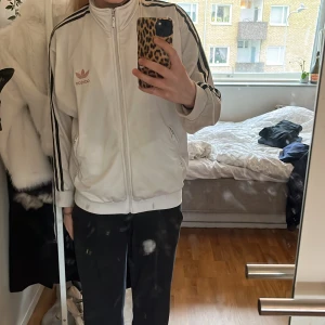 Adidas kofta  - Adidas träningskofta men kan såklart användas till vardagen. I bra skick och har en baggy fit👻