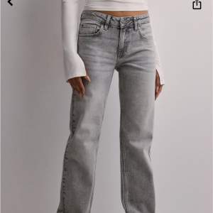 Säljer dessa low waist jeansen från Nelly. Använda 2-3 gånger, köpta för ca 3 veckor sen. Mycket bra skick! Älskar dom men känner inte att jag passar i den modellen tyvärr. Skriv för fler bilder! 💗  Köparen står för frakt 🚚  Postat inom 1-2 dagar 📦