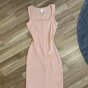 Figursydd (men stretchig) klänning i en SÅ fin aprikosfärg 💕💕OBS klänningen ser nästan hudfärgad ut på bilden men är absolut inte det irl!❤️ GRATIS FRAKT!!