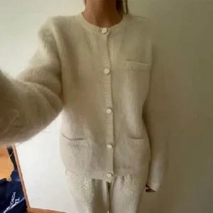 & other stories kofta - as snygg o populär kofta från other stories!! Iprincip oanvänd🫶🏼 nypris 1300