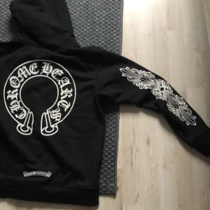 Chrome Hearts tröja - Size M chrome hearts tröja perfekt skick. Väldigt fin tröja som inte använts mycket alls. Finns mycket chrome hearts taggar och detaljer. (Frakt ingår ej). Mocha inuti jackan så man blir varm. Det är Size M men den är ganska tight. Så passar mer S.