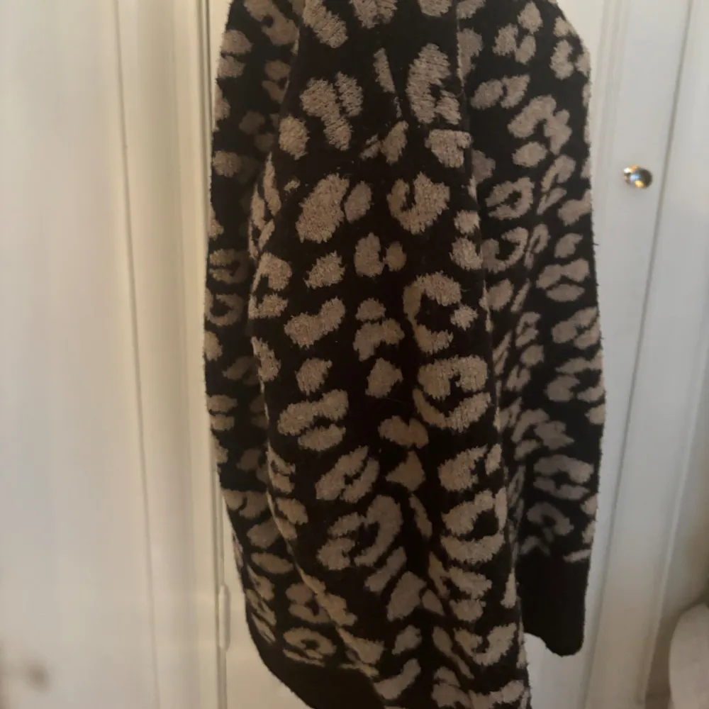 Leopard mönstrad stickad tröja som jag bara inte har användt men så fin!. Tröjor & Koftor.