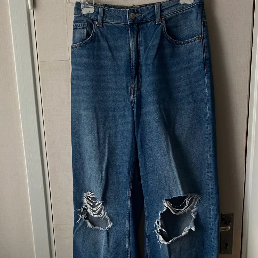 Dessa är storlek 42 fast är sydda ihop att passa bättre så det kan va imellan 36-38, nya, håliga jeans på knäna. Jeans & Byxor.