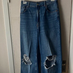 Ripped jeans - Dessa är storlek 42 fast är sydda ihop att passa bättre så det kan va imellan 36-38, nya, håliga jeans på knäna