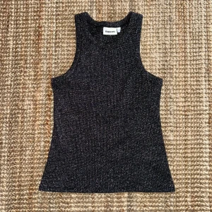 Glittrigt linne - Svart/silvrigt glittrigt linne, super najs festligt linne som även funkar till vardags! Endast testad✨