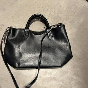 Ralph lauren väska - Säljer den a Ralph lauren väskan, ganska andvänt men i bra skick