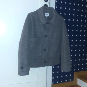 Jacka - Snygg jacka från Kappahl. I nytt skick, aldrig använd. 