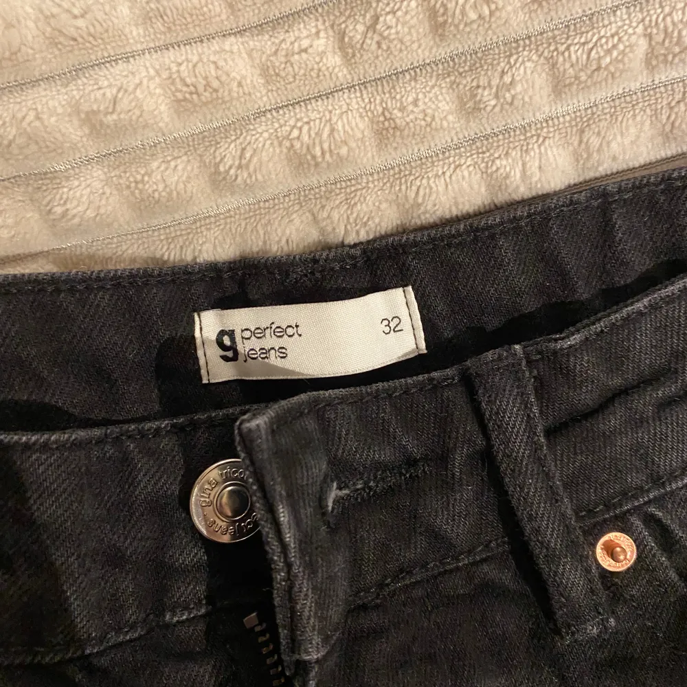 Svarta jeansshorts från Gina tricot. Nyskick, knappt använda.. Shorts.