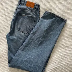 Jeans som är väl använda därför säljer jag för billigt pris. Bra skick  Storlek 36  Raka jeans ifrån bershka 