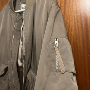 Bomberjacka - Använda få gånger. oversized i modellen. Lånad bild på den som är brun inte den färgen. 