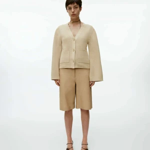 Otrolig fin cardigan från arket - Säljer denna populära cardigan från Arket som nu är helt slutsåld. Använd 1 gång säljs för 1000kr.