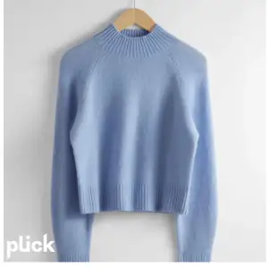 Säljer min blåa stickade tröja ifrån & other stories ❤️