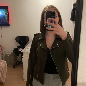 Mocha jacka - Olivgrön mocha jacka från koton casual. Använd ett par gånger. Säljer då dem inte kommer till användning 