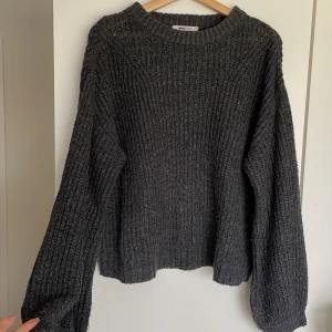 Mysig oversized stickad tröja! - Supermysig stickad tröja från Gina. Perfekt att ha med till festen om det blir för kallt och slänga över klänningen eller ha en mysig höstkväll. Lite ballongärmsaktig med mudd i ärmslutet!🧡 