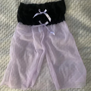 rosa/svart nattlinne 🎀🎀 - Sååå sjukt fint och gulligt nattlinne!! Aldrig använt🖤🎀Inga defekter! Skriv för mer bilder eller andra frågor 