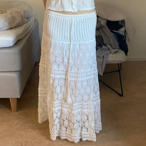 Vit långkjol - Helt ny långkjol med lappen kvar!💕💕passar både s och m, jag på bilden är 171cmoch kjolen är 97cm lång💕använd gärna köp nu!!