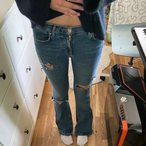 Lågmidjade jeans - Sjukt snygga lågmidjade jeans med hål och slits från Gina Tricot. Storlek 34, men skulle säga att de även passar till dem som har 36. Originalpris 499kr❤️‍🔥❤️‍🔥