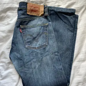 Levis jeans i modellen 501. midjemått 76 cm, innerbensmåttet 73cm.🥰🥰
