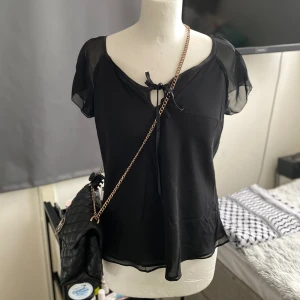 Vacker Svart blus  - Säljer denna vackra svarta blusen jätte fin till sommaren super elegant och sitter så fint på kroppen 