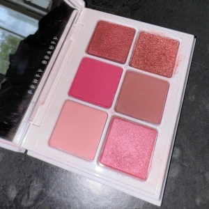 Fenty Beauty ögonskuggspalett - Sminkpalett med spegel med både glittriga, färgstarka och nude färger. Superbra och fint märke, smidig att ha med i väskan. 