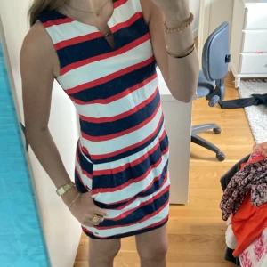 Klänning  - Säljer denna superfina klänning från Tommy Hilfiger då den inte kommit till användning. Super bra skick. Pris är diskuterbart.