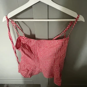 Rutig kort topp - En jättesöt rutig kort topp från zara som passar till alla underdelar!!❤️❤️