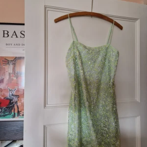 Grön glittrig festklänning 🌟 - Snygg glittrig festklänning från H&M