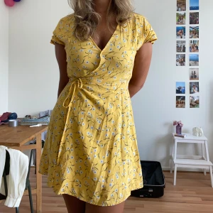 sommarklänning - Blommig omlottklänning från H&M 💛Knappt använd!