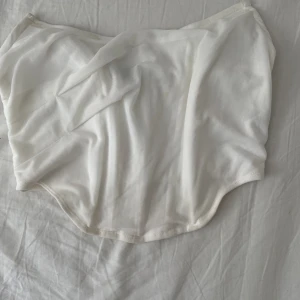 PRETTYLITTLETHING topp 36 - Fin top i från prettylittlething storlek 36 knappt använd så den är i ett bra skick💕 Köparen står för frakten 