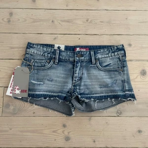 Jeansshorts - Supersnygga jeansshorts som är helt oanvända, lappen är kvar. Midjemåttet är 41 cm, skriv gärna privat om du har några frågor❤️😇