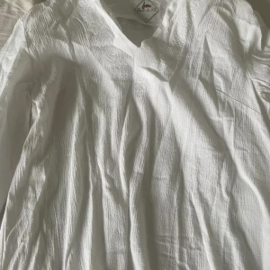 Linne Tröja  - En långärmad typ utav linne Tröja som är perfekt och tunn för sommaren. Ett jätte fint märke och den är i helt nyskick. Hör av er för mer information ❤️
