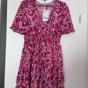 Superfin klänning från Zara! Den är i storlek M men passar både Xs/S 😊
