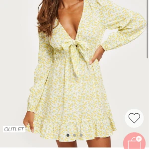 Midsommarklänning - Säljer denna  superfina klänning från Nelly, använd en gång på midsommar 2023💕 (skicka gärna för fler bilder)