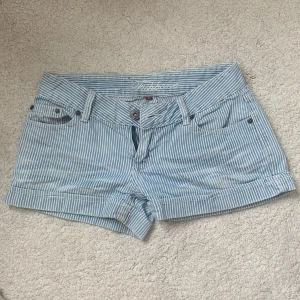 Lågmidjade shorts  - Lågmidjade shorts. Superfina randiga lågmidjade shorts! 💕 Perfwkt för sommaren. Passar mig som vanligtvis har strl S