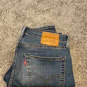 Levis 512 W31/L32 - Snygga mörkblå jeans 512 från Levis. 512 är en stilren modell. Byxorna är i bra skick och har en bekväm stretch.