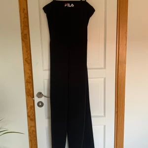 Byxdress - Säljer denna fina byxdressen. Älskar verkligen denna och den är super skön men tyvärr har den blivit lite kort k benen på mig, jag är 164cm. Har haft den några år och är använd dock är den i gott skick. 