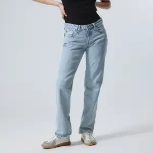 Ljusblå raka lågmidjade jeans från Weekday, säljes då de blivit för små. Nyskick! 🤍Nypris 590:-