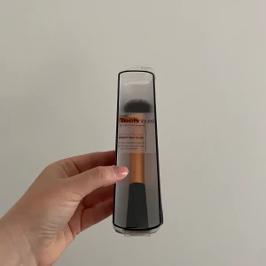 Real Techniques Expert Face Brush - Aldrig använd.