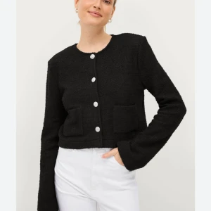 Svart Tweedkavaj/jacka  - Svarta tweedkavaj från Gina Tricot storlek s. Sparsamt använd! 