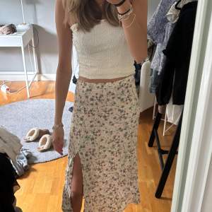 Jätte fin blommig kjol med slits från H&M🤩