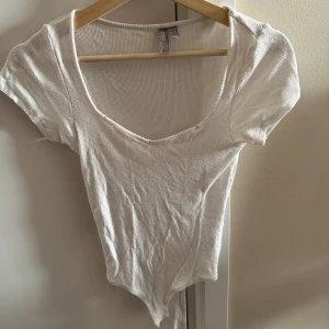 Vit body - Helt vanlig vit body, lite skrynklig på bilden men det syns inte om man har på sig den. Säljer pga av att jag tyvärr inte använder den😊
