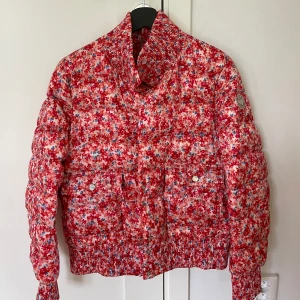 Jacka - Vår/sommar jacka, blommig, fint skick