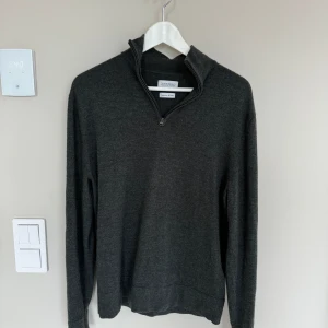 Volt Half-zip  - Säljer en mörkgrön superior merino half-zip från These Glory Days, köp på Volt i Göteborg.  Skick: Nyskick Storlek: L (Passar M) Nypris: 1000 SEK Kvitto? Nej 