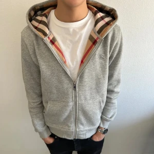 Burberry hoodie  - burberry hoodie i storlek S⭐️ganska gammal och skick 7.5/10⭐️har tappat bort snörerna men den är väldigt snygg ändå