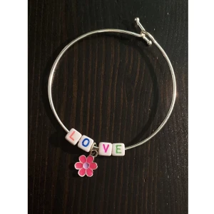 Stelt armband, barn, love, pärlor, silver, blomma, bangle, hippie - Stelt öppningsbart armband med pärlor och berlock. Diameter: 5,3 cm.