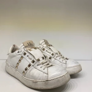 Valentino Skor - Hej! Säljer nu mina skor från märket valentino , storlek 37. Slitet skick tyvär går att fixa till. Inget og. Hör av er vid frågor kring skorna! 